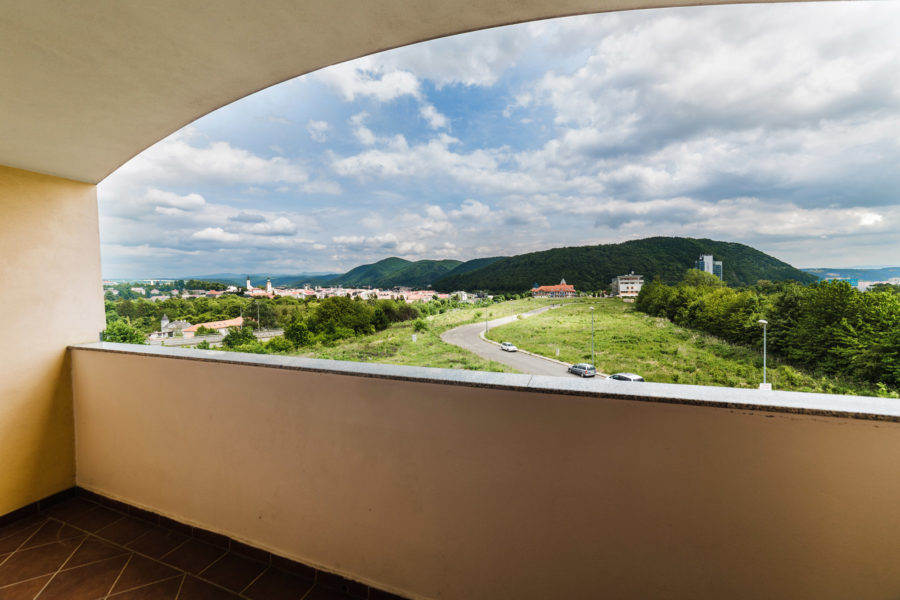 PRENAJATÝ – Prenájom 1 ib s balkónom v novostavbe na Belvederi (širšie centrum BB)