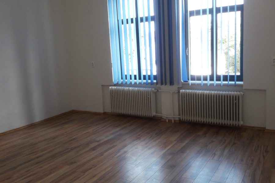 PRENAJATÉ – Kancelárske priestory v historickej budove v centre BB, 160 m2, 1.200 eur/mes.