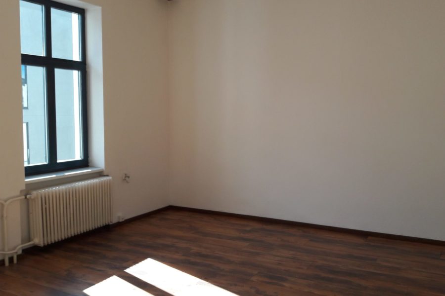 PRENAJATÉ – Kancelárske priestory v historickej budove v centre BB, 160 m2, 1.200 eur/mes.