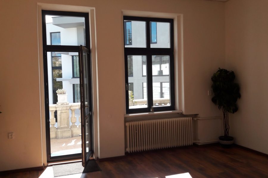 PRENAJATÉ – Kancelárske priestory v historickej budove v centre BB, 160 m2, 1.200 eur/mes.