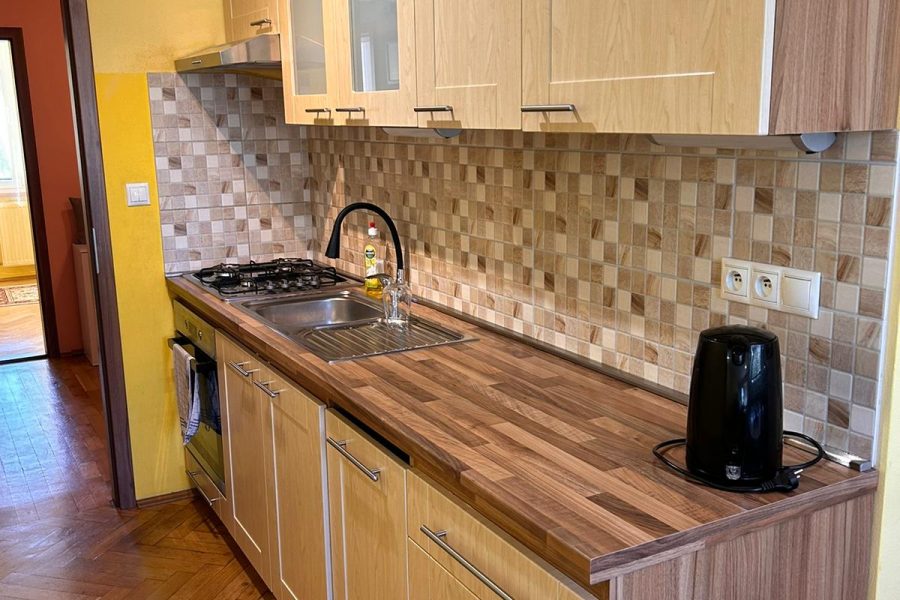PRENAJATÝ – Sídlisko Fončorda – Prenájom 3,5 izb. bytu (80 m2) s balkónom a výťahom v 4. posch. bytovke na ulici Spojová
