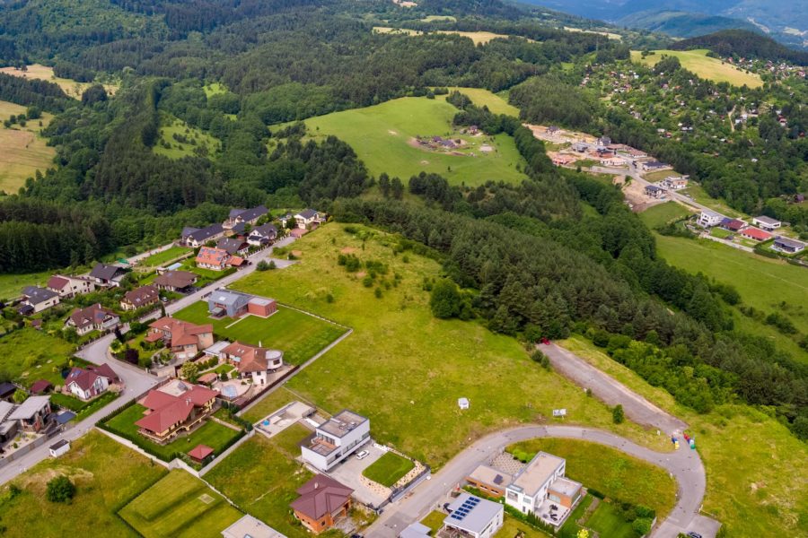 PREDANÝ – Predaj stavebného pozemku v Banskej Bystrici, lokalita Suchý Vrch (807 m2)