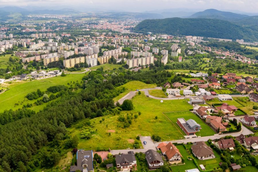 PREDANÝ – Predaj stavebného pozemku v Banskej Bystrici, lokalita Suchý Vrch (1.291 m2)