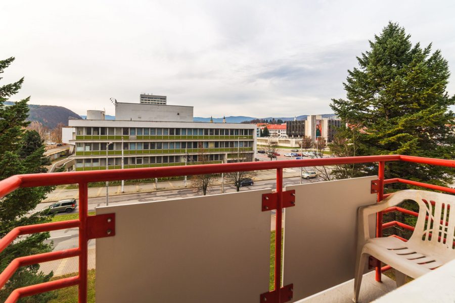 PRENAJATÝ – Prenájom 3 ib (63 m2) s balkónom na ulici SNP v B. Bystrici (širšie centrum mesta)