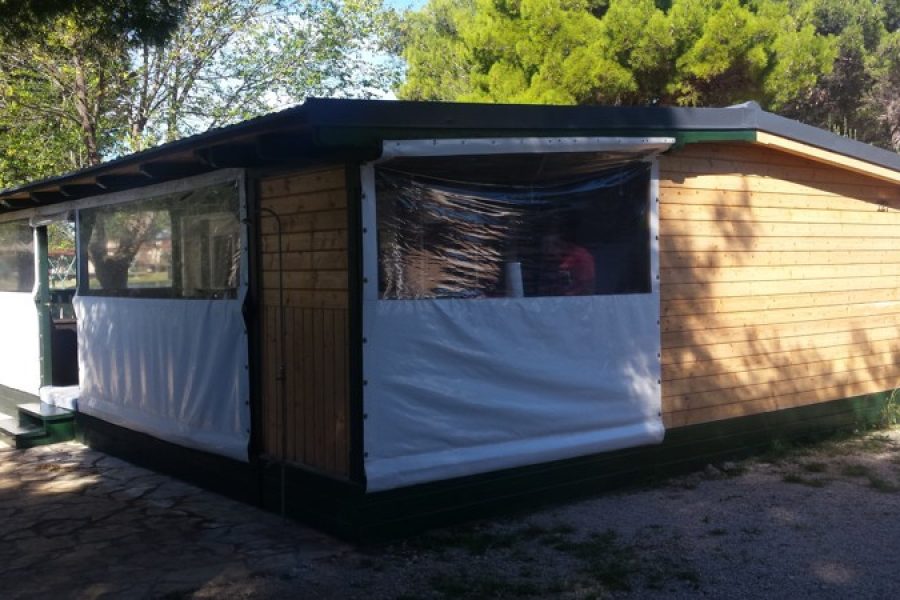 Predaj rekreačného mobilného domu (40 m2) s terasou (20 m2) v Chorvátsku, mesto Pirovac