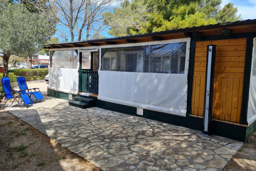 REZERVOVANÝ – Predaj mobilného domu (40 m2) s terasou (20 m2) v Chorvátsku, mesto Pirovac