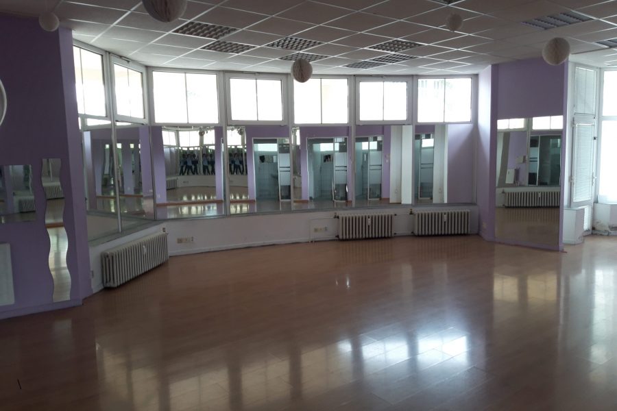 PRENAJATÝ – Prenájom nebytového priestoru (tanečná sála – 100 m2) v širšom centre mesta B. Bystrica