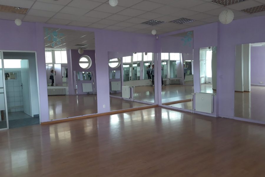 PRENAJATÝ – Prenájom nebytového priestoru (tanečná sála – 100 m2) v širšom centre mesta B. Bystrica