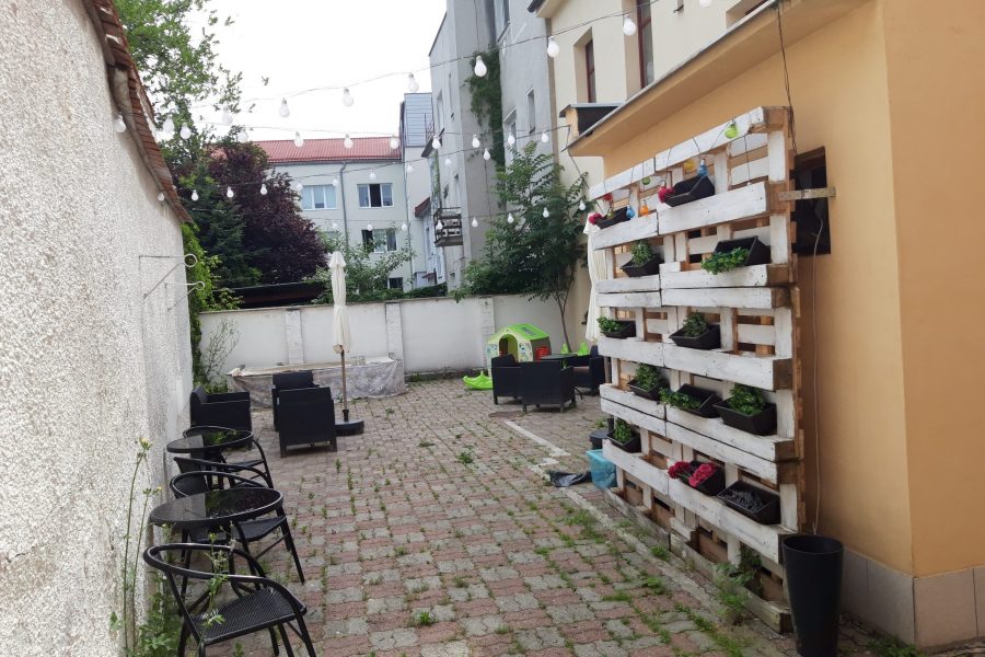 PRENAJATÝ – Prenájom obchodných priestorov (98 m2) s vnútornou terasou (70 m2) v centre mesta Zvolen