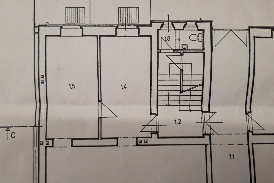 PRENAJATÝ – Prenájom obchodných priestorov (98 m2) s vnútornou terasou (70 m2) v centre mesta Zvolen