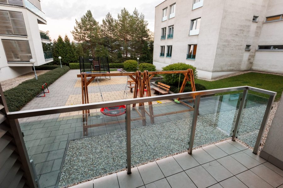 PRENAJATÝ – Prenájom 2 ib (76 m2) s balkónom a garážovým parkovaním na Kačici, širšie centrum BB