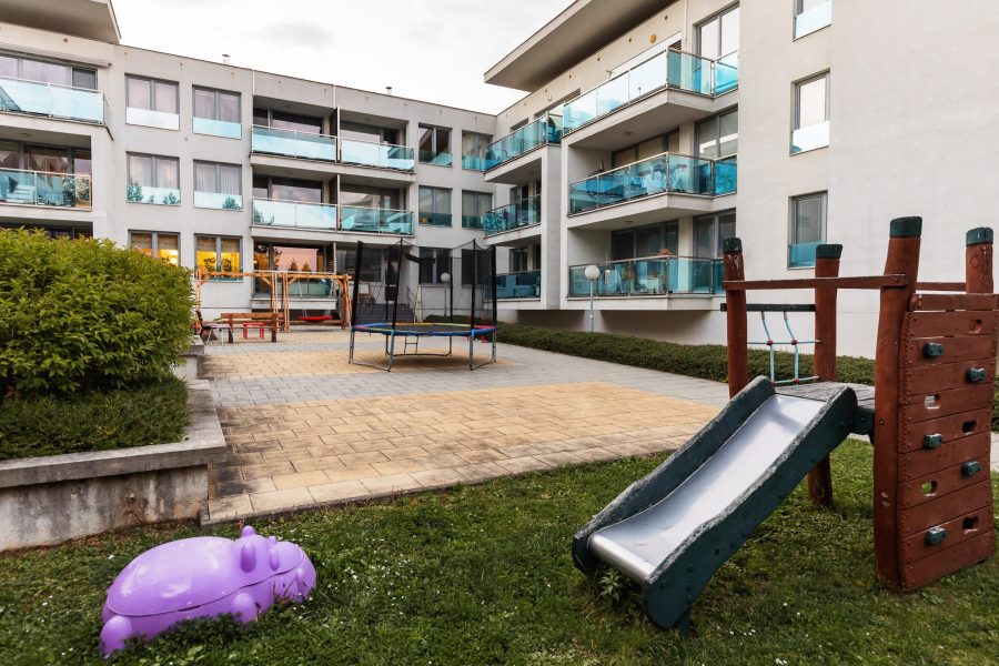 PRENAJATÝ – Kačica – Prenájom 2 ib (76 m2) s balkónom a garážovým parkovaním, širšie centrum BB