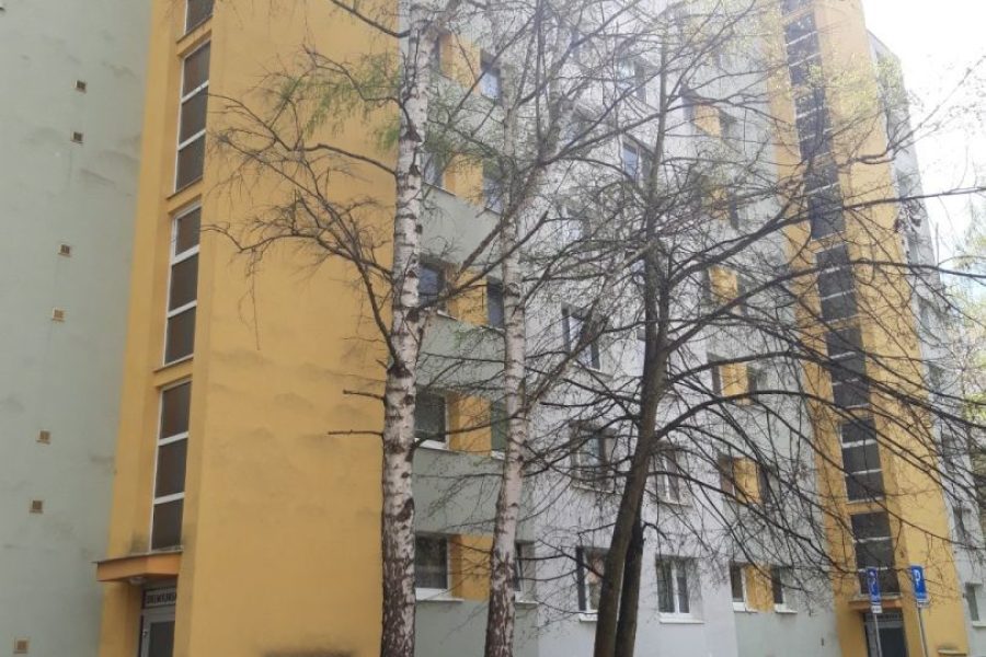 Sídlisko Fončorda, ulica Oremburská = Predaj 1 ib (30 m2) v tichej lokalite s výhľadom na zeleň, čiastočná rekonštrukcia