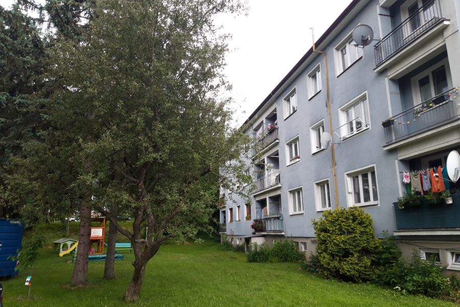 PREDANÝ – Uhlisko – Predaj 2 ib (52 m2) s balkónom a parkovacím miestom, širšie centrum BB