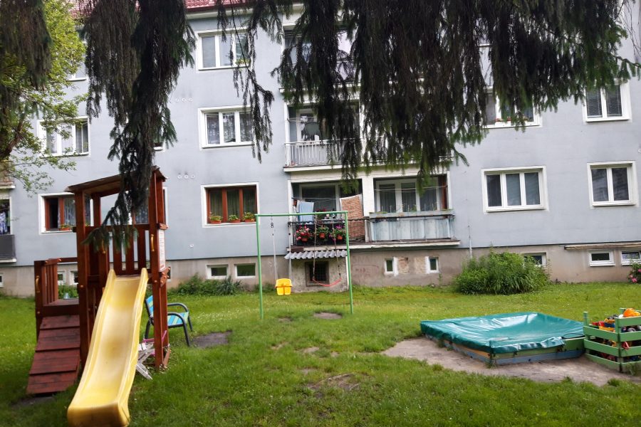 PREDANÝ – Uhlisko – Predaj 2 ib (52 m2) s balkónom a parkovacím miestom, širšie centrum BB