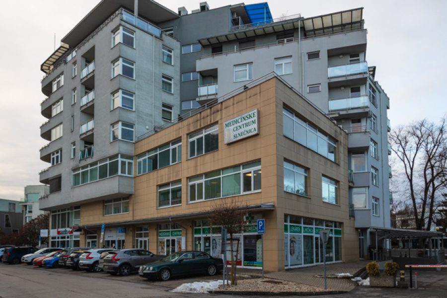PRENAJATÝ – Lokalita Centrum BB – Prenájom 3 izb. bytu (71 m2) v novostavbe s balkónom (4 m2) a 2x vonkajšie parkovacie miesto (22 m2), ulica Dolná