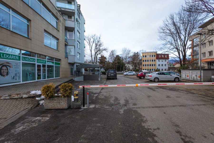 PRENAJATÝ – Lokalita Centrum BB – Prenájom 3 izb. bytu (71 m2) v novostavbe s balkónom (4 m2) a 2x vonkajšie parkovacie miesto (22 m2), ulica Dolná