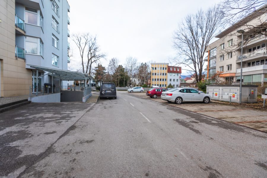 PRENAJATÝ – Lokalita Centrum BB – Prenájom 3 izb. bytu (71 m2) v novostavbe s balkónom (4 m2) a 2x vonkajšie parkovacie miesto (22 m2), ulica Dolná