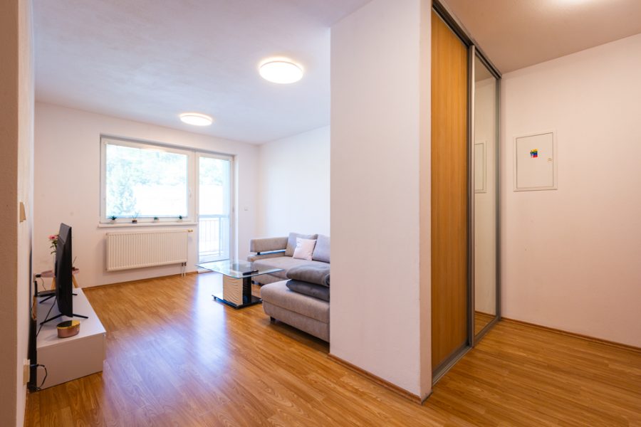 Lokalita Kremnička – Prenájom 3 izb. bytu (77 m2) s 3 balkónmi a samostatnou garážou (22 m2) v Banskej Bystrici