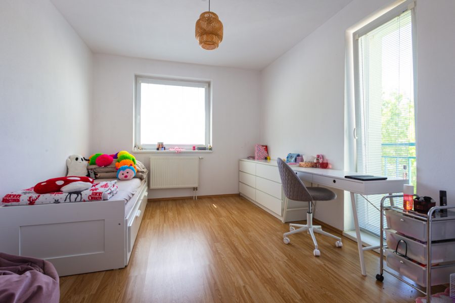 Lokalita Kremnička – Prenájom 3 izb. bytu (77 m2) s 3 balkónmi a samostatnou garážou (22 m2) v Banskej Bystrici
