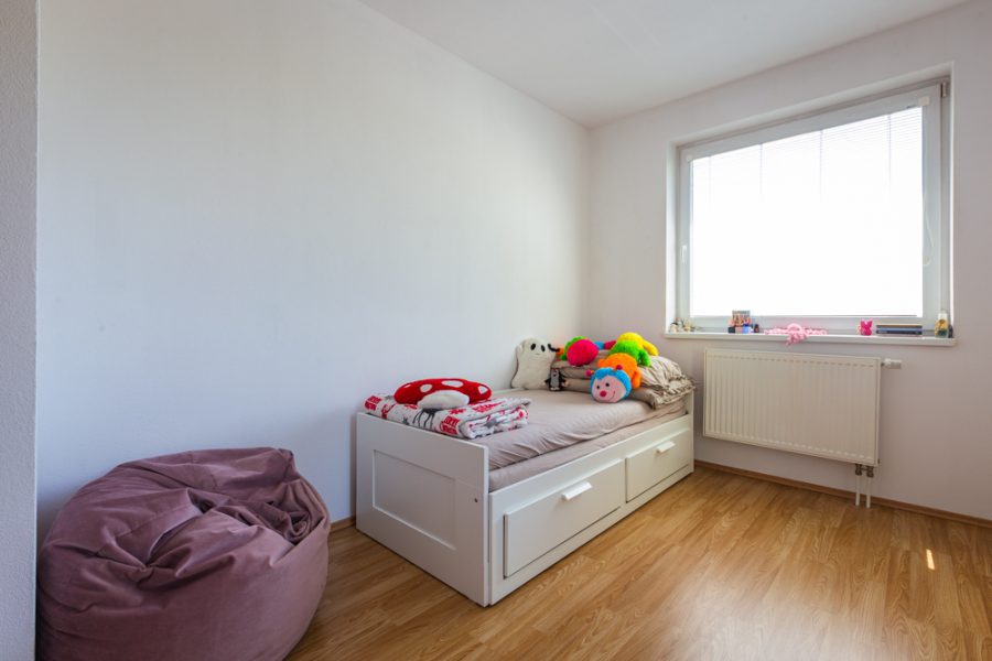 Lokalita Kremnička – Prenájom 3 izb. bytu (77 m2) s 3 balkónmi a samostatnou garážou (22 m2) v Banskej Bystrici
