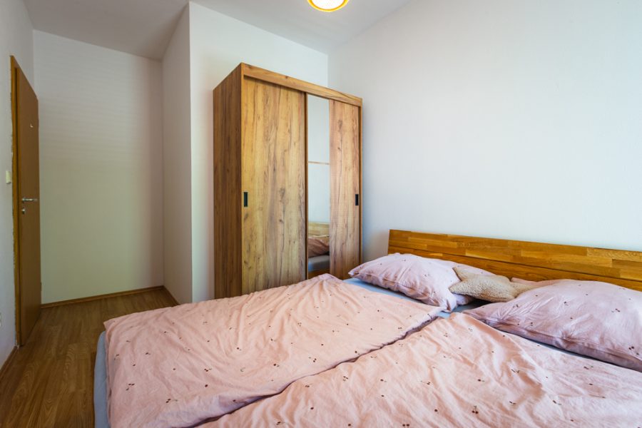 Lokalita Kremnička – Prenájom 3 izb. bytu (77 m2) s 3 balkónmi a samostatnou garážou (22 m2) v Banskej Bystrici