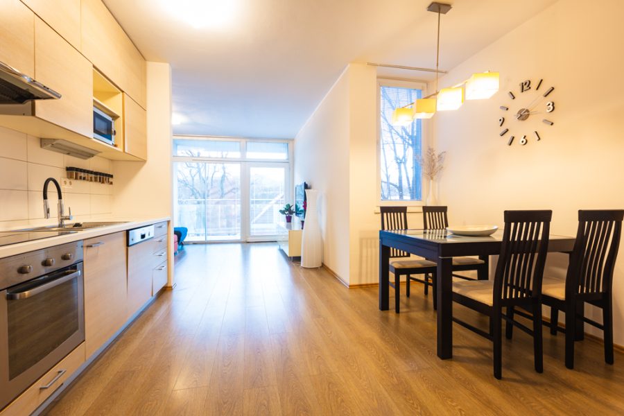 PRENAJATÝ – Lokalita Centrum BB – Prenájom 3 izb. bytu (71 m2) v novostavbe s balkónom (4 m2) a 2x vonkajšie parkovacie miesto (22 m2), ulica Dolná