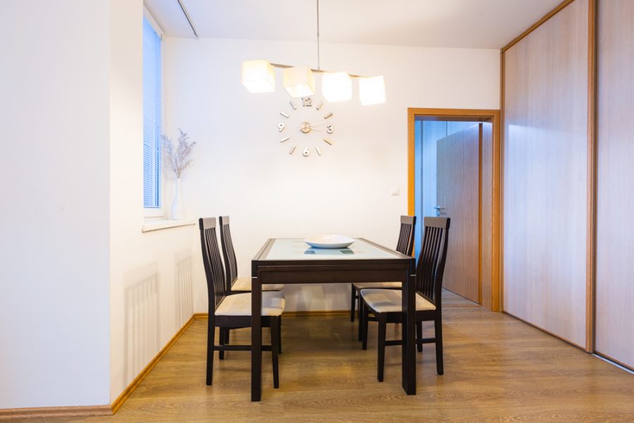 PRENAJATÝ – Lokalita Centrum BB – Prenájom 3 izb. bytu (71 m2) v novostavbe s balkónom (4 m2) a 2x vonkajšie parkovacie miesto (22 m2), ulica Dolná