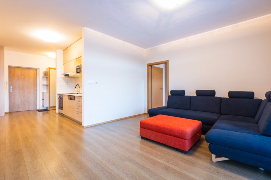 PRENAJATÝ – Lokalita Centrum BB – Prenájom 3 izb. bytu (71 m2) v novostavbe s balkónom (4 m2) a 2x vonkajšie parkovacie miesto (22 m2), ulica Dolná