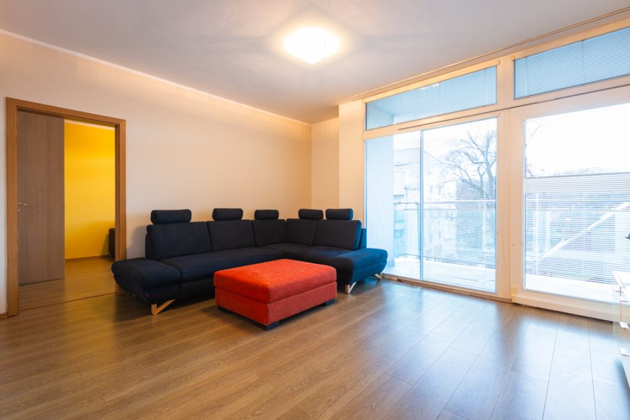 PRENAJATÝ – Lokalita Centrum BB – Prenájom 3 izb. bytu (71 m2) v novostavbe s balkónom (4 m2) a 2x vonkajšie parkovacie miesto (22 m2), ulica Dolná