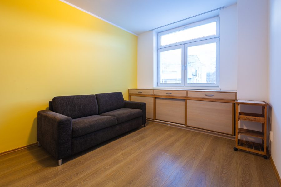 PRENAJATÝ – Lokalita Centrum BB – Prenájom 3 izb. bytu (71 m2) v novostavbe s balkónom (4 m2) a 2x vonkajšie parkovacie miesto (22 m2), ulica Dolná