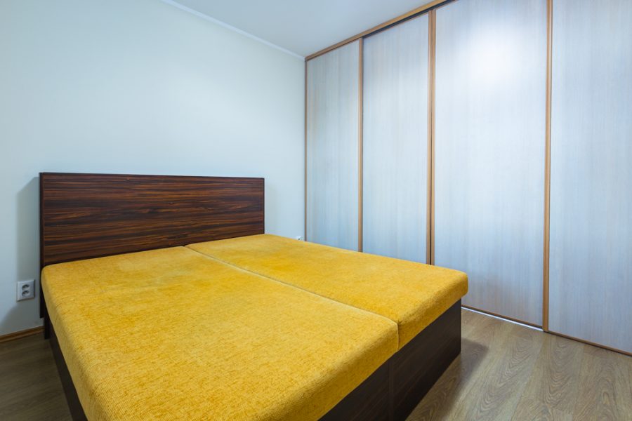 PRENAJATÝ – Lokalita Centrum BB – Prenájom 3 izb. bytu (71 m2) v novostavbe s balkónom (4 m2) a 2x vonkajšie parkovacie miesto (22 m2), ulica Dolná