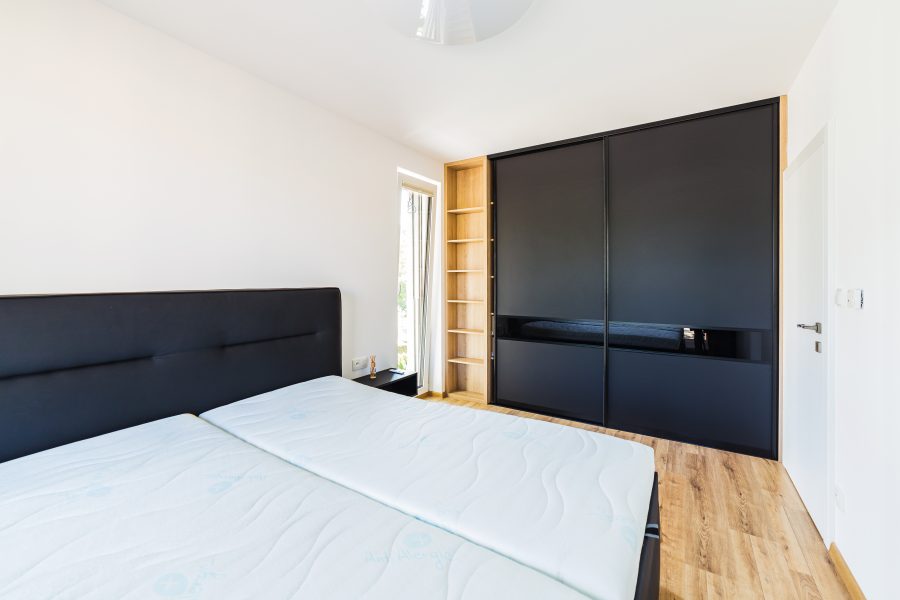 Lokalita Centrum – Prenájom 2 izb. bytu (50 m2) v novostavbe na ul. J. Kráľa s parkovacím miestom (15 m2), Banská Bystrica