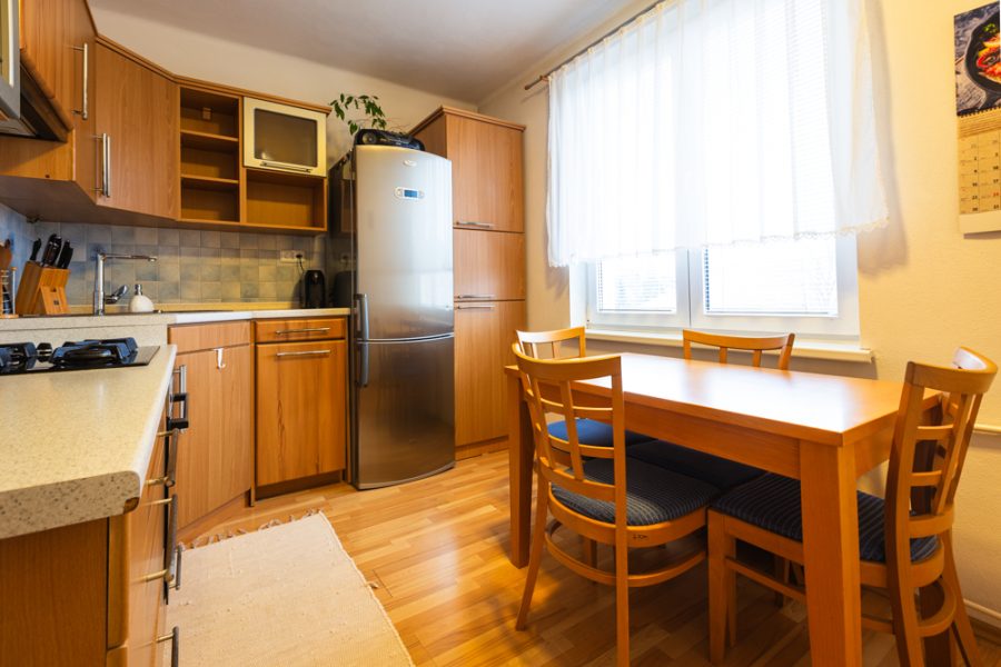 Lokalita Sídlisko – Prenájom 3 izb. bytu (72 m2) s 2 balkónmi a parkovacím miestom, širšie centrum mesta B. Bystrica