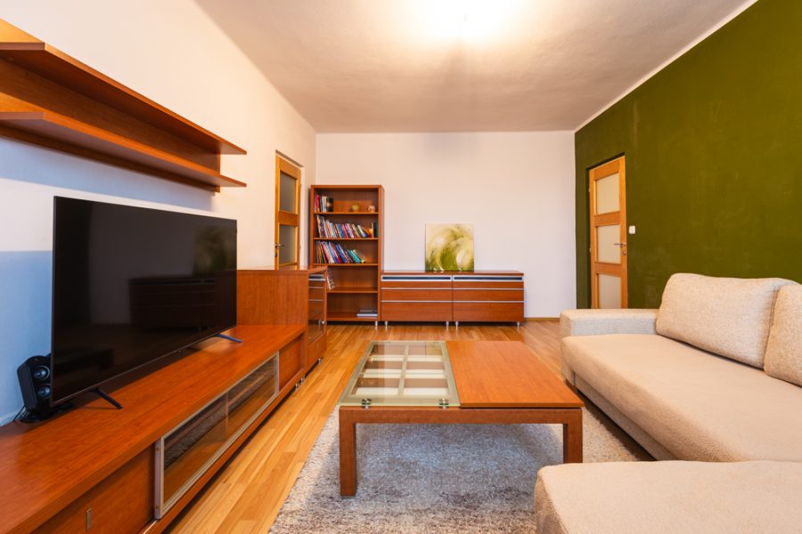 Lokalita Sídlisko – Prenájom 3 izb. bytu (72 m2) s 2 balkónmi a parkovacím miestom, širšie centrum mesta B. Bystrica
