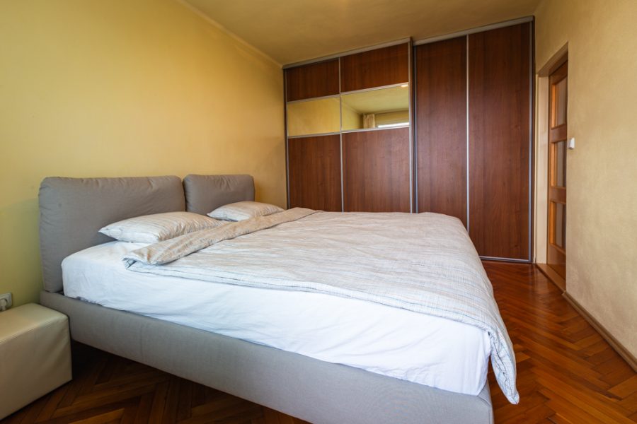 Lokalita Sídlisko – Prenájom 3 izb. bytu (72 m2) s 2 balkónmi a parkovacím miestom, širšie centrum mesta B. Bystrica