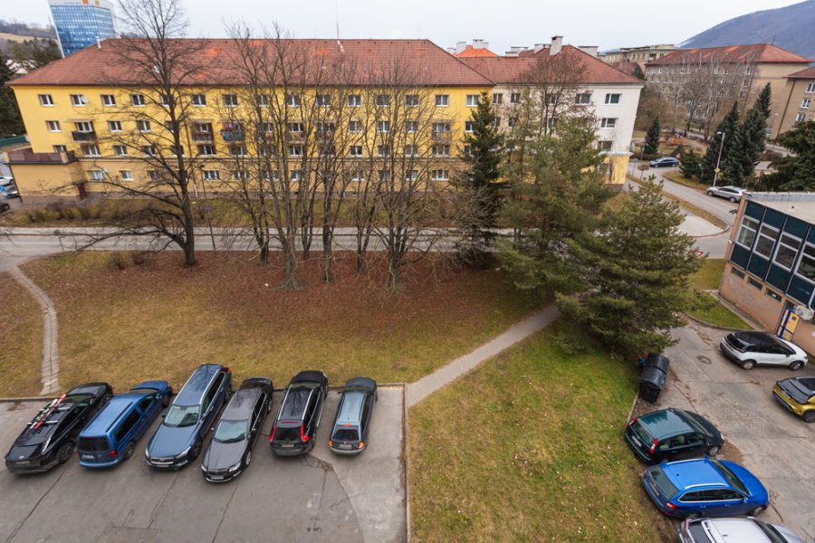 Lokalita Sídlisko – Prenájom 3 izb. bytu (72 m2) s 2 balkónmi a parkovacím miestom, širšie centrum mesta B. Bystrica