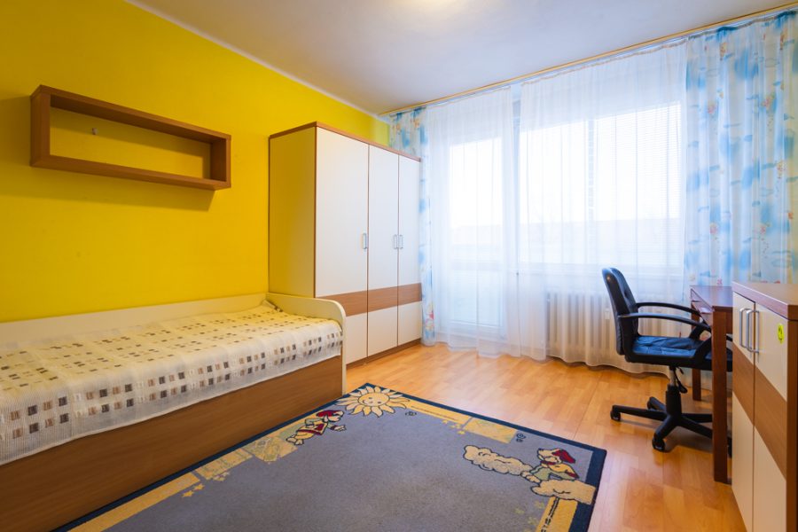 Lokalita Sídlisko – Prenájom 3 izb. bytu (72 m2) s 2 balkónmi a parkovacím miestom, širšie centrum mesta B. Bystrica