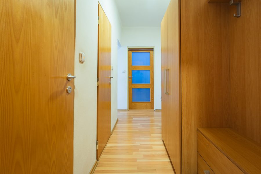 Lokalita Sídlisko – Prenájom 3 izb. bytu (72 m2) s 2 balkónmi a parkovacím miestom, širšie centrum mesta B. Bystrica