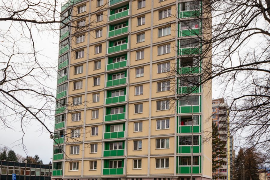 Lokalita Sídlisko – Prenájom 3 izb. bytu (72 m2) s 2 balkónmi a parkovacím miestom, širšie centrum mesta B. Bystrica