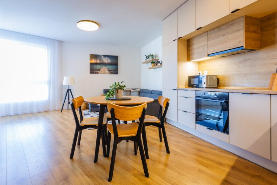 Lokalita Centrum – Prenájom 2 izb. bytu (55 m2) v novostavbe na ul. Hurbanova s balkónom, pivnicou a garážovým parkovaním, Banská Bystrica