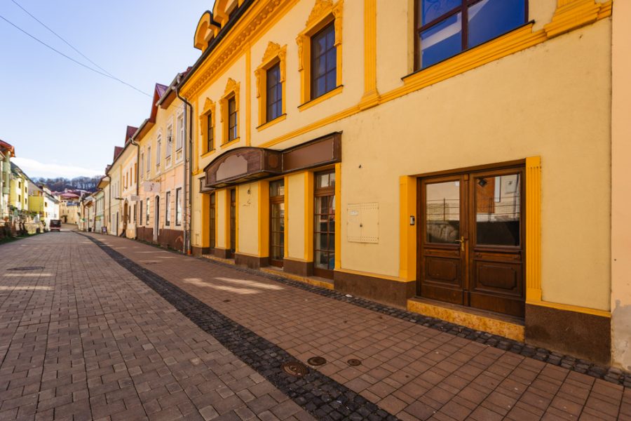 REZERVOVANÝ – Lokalita Centrum – Prenájom 1,5 izb. bytu (45 m2) v bytovom dome na ul. Horná Strieborná s pivnicou a vonkajším parkovaním, BB
