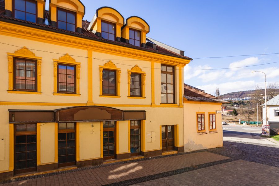 REZERVOVANÝ – Lokalita Centrum – Prenájom 1,5 izb. bytu (45 m2) v bytovom dome na ul. Horná Strieborná s pivnicou a vonkajším parkovaním, BB