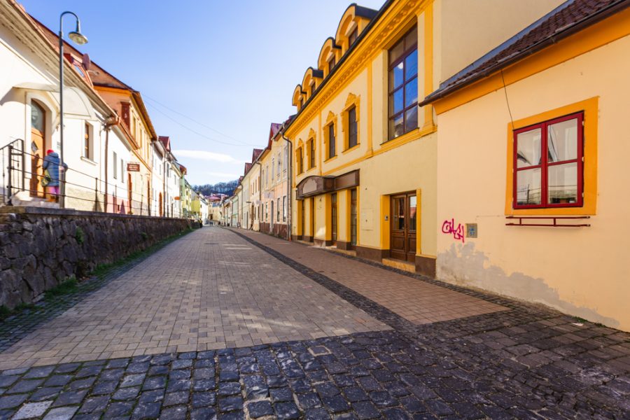 REZERVOVANÝ – Lokalita Centrum – Prenájom 1,5 izb. bytu (45 m2) v bytovom dome na ul. Horná Strieborná s pivnicou a vonkajším parkovaním, BB