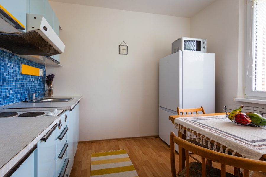Rezervovaný: Lokalita Severná – Predaj 1 izb. bytu (30,99 m2) v 4 podlažnom bytovom dome (byt nemá balkón), Banská Bystrica