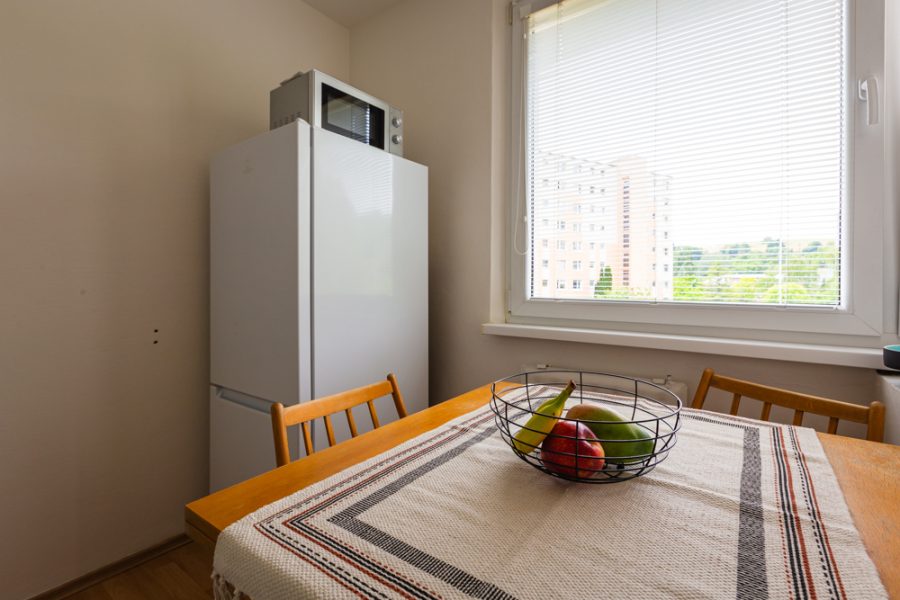 Rezervovaný: Lokalita Severná – Predaj 1 izb. bytu (30,99 m2) v 4 podlažnom bytovom dome (byt nemá balkón), Banská Bystrica