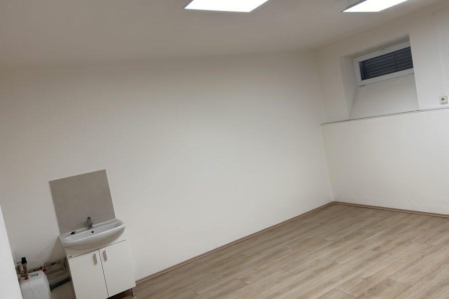 PRENAJATÉ – Lokalita Centrum BB – Prenájom priestoru pre manikúru, pedikúru, masáže, kaderníctvo alebo kozmetiku