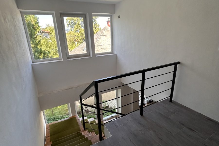 Lokalita: širšie centrum mesta BB – Prenájom 2 izb. bytu (58 m2) s parkovaním po kompletnej rekonštruk. v rodinnom dome