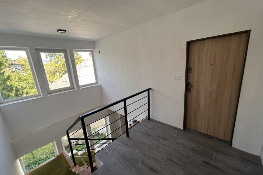 Lokalita: širšie centrum mesta BB – Prenájom 2 izb. bytu (58 m2) s parkovaním po kompletnej rekonštruk. v rodinnom dome