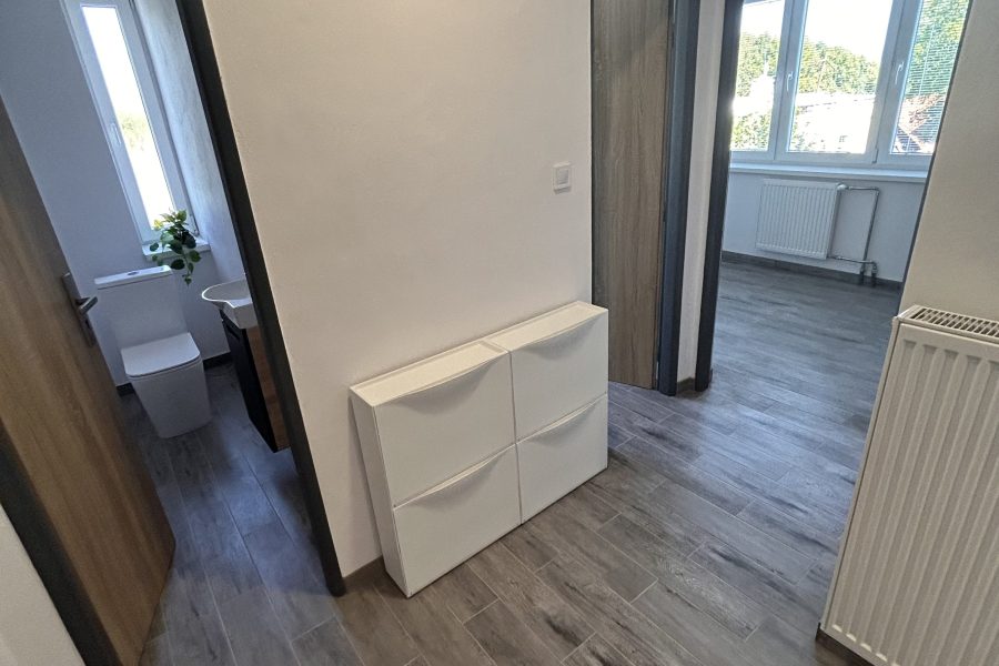 Lokalita: širšie centrum mesta BB – Prenájom 2 izb. bytu (58 m2) s parkovaním po kompletnej rekonštruk. v rodinnom dome